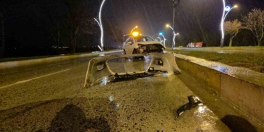 Su birikintisi kazaya sebep oldu: Otomobil önce direğe sonra kaldırıma çarptı