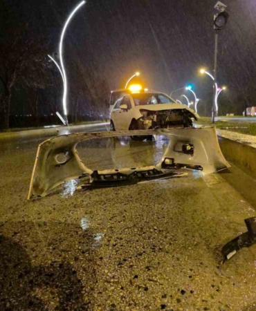 Su birikintisi kazaya sebep oldu: Otomobil önce direğe sonra kaldırıma çarptı