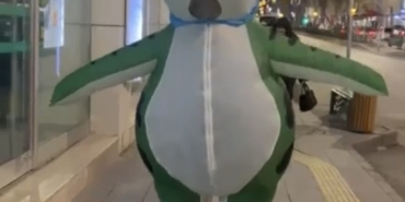 Şişme kurbağa kostümüyle caddede dolaştı, hem şaşırttı, hem gülümsetti