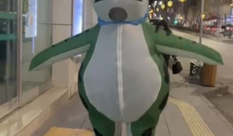 Şişme kurbağa kostümüyle caddede dolaştı, hem şaşırttı, hem gülümsetti