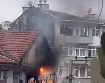 Evde çıkan yangında elektrik kabloları patladı