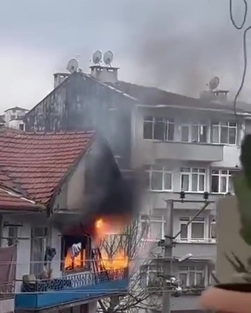 Evde çıkan yangında elektrik kabloları patladı