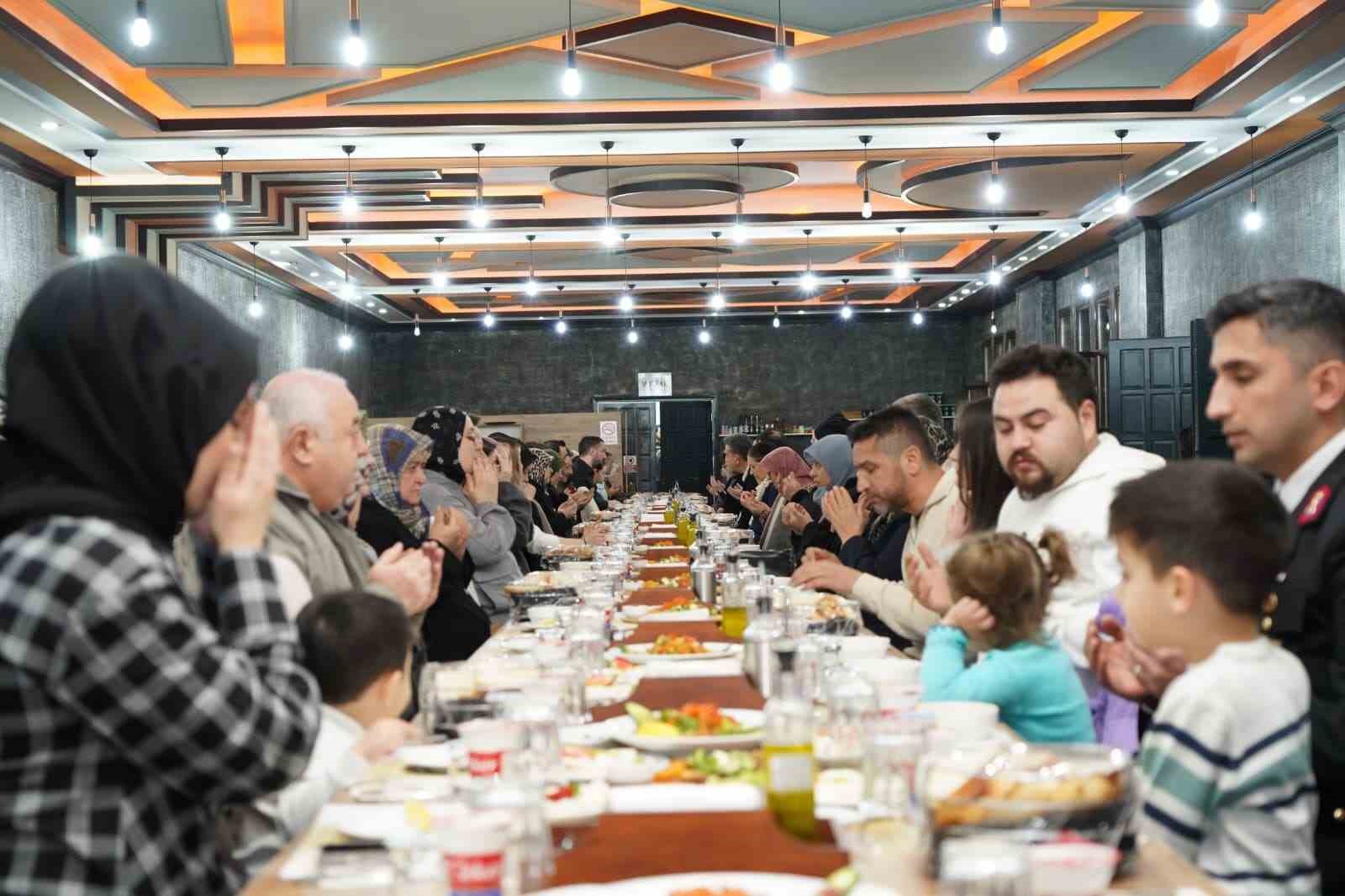 Bilecik’in ilçelerinde Ramazan iftarlarında şehit yakınları ve gaziler unutulmadı