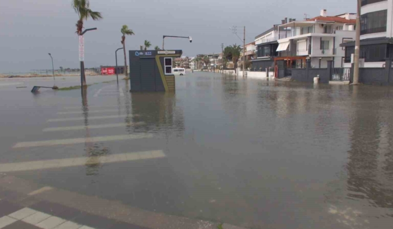 Deniz kabardı yollar göle döndü