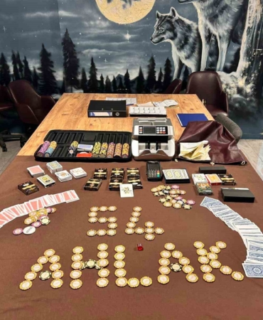 Özel davetiyeli poker masasına emniyet operasyonu: 18 kişiye toplam 208 bin lira ceza