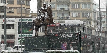 Bursa’da şehir merkezinde kar sürpriiz...Uludağ’a çıkacaklar dikkat....