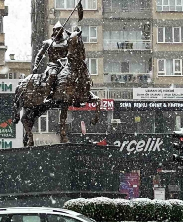 Bursa’da şehir merkezinde kar sürpriiz...Uludağ’a çıkacaklar dikkat....