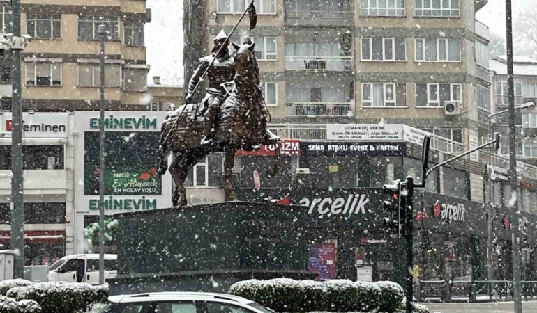 Bursa’da şehir merkezinde kar sürpriiz…Uludağ’a çıkacaklar dikkat….