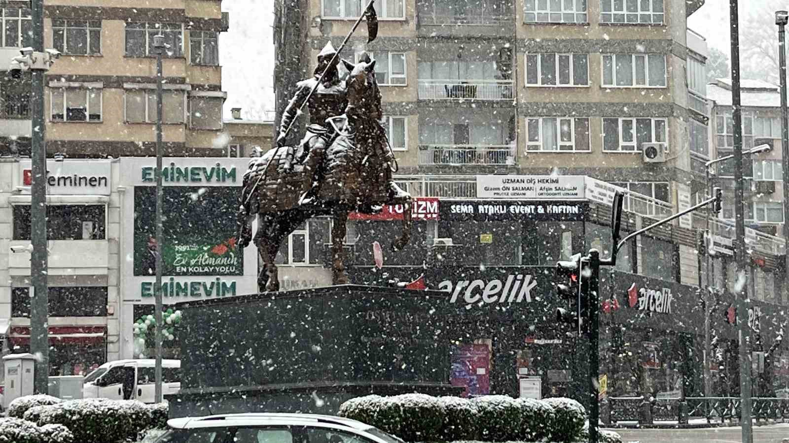 Bursa’da şehir merkezinde kar sürpriiz...Uludağ’a çıkacaklar dikkat....