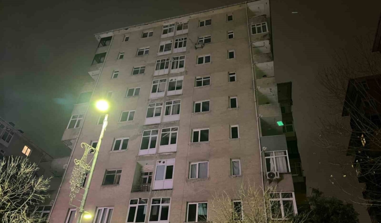 Küçükçekmece’de sitedeki 10 katlı riskli bina, mühürlenerek tahliye edildi