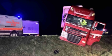 Tır devrilmekten son anda kurtuldu