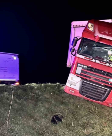 Tır devrilmekten son anda kurtuldu