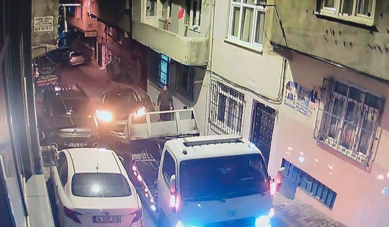 Esenler’de otomobil yüklü çekici 13 araca çarptı, 1 kişinin yaralandığı kaza kamerada