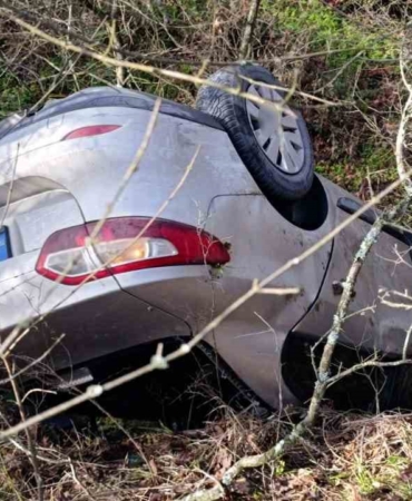 Çanakkale’de otomobil dereye uçtu: 2 yaralı