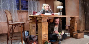 Kocaeli Şehir Tiyatroları "Masanın Altında" oyunuyla Başiskele’de sahne aldı