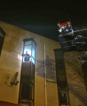 Kağıthane’de marangozhanede korkutan yangın: 11 kişi ve 1 yavru köpek kurtarıldı