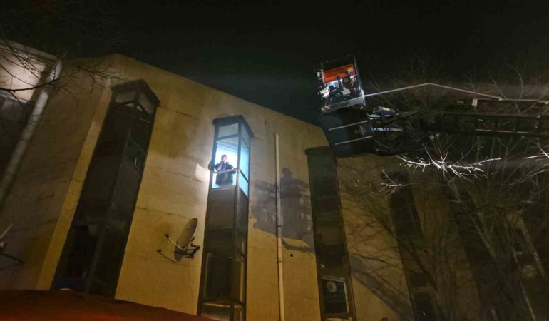 Kağıthane’de marangozhanede korkutan yangın: 11 kişi ve 1 yavru köpek kurtarıldı