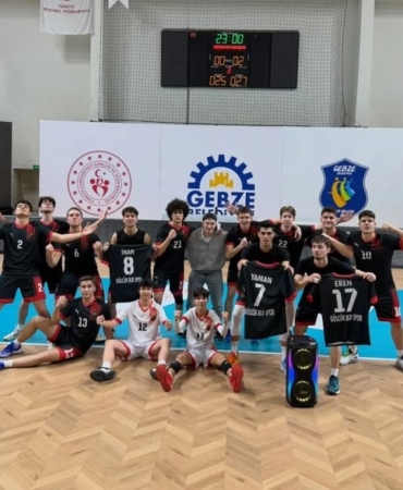 Gölcük Belediyespor genç erkek voleybol takımı üst üste 3. kez şampiyon