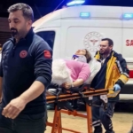 Bursa’da otomobil duvara çarptı: 2 yaralı