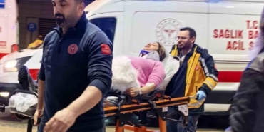 Bursa’da otomobil duvara çarptı: 2 yaralı