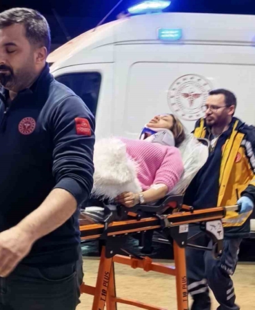 Bursa’da otomobil duvara çarptı: 2 yaralı