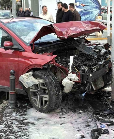 Kağıthane’de 3 aracın karıştığı zincirleme trafik kazasında 2 kişi yaralandı