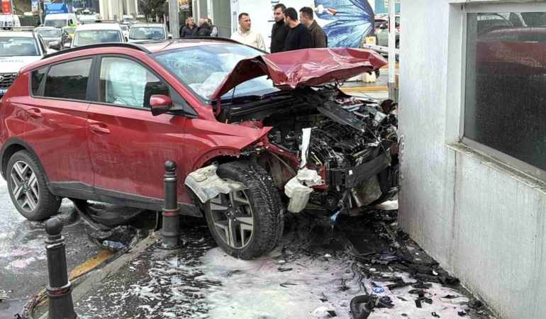 Kağıthane’de 3 aracın karıştığı zincirleme trafik kazasında 2 kişi yaralandı