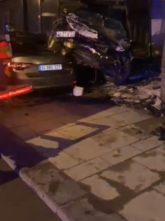 Sultanbeyli’de otomobil araçların üstünden uçup iş yerine girdi: Kaçan sürücü yakalandı