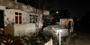 Ergene’de otomobil evin bahçesine daldı