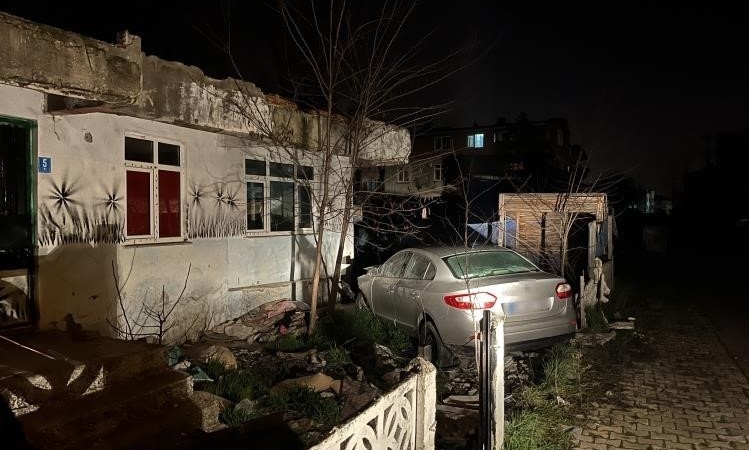 Ergene’de otomobil evin bahçesine daldı
