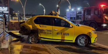 İki otomobilin çarpıştığı kaza maddi hasarla atlatıldı