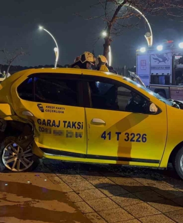 İki otomobilin çarpıştığı kaza maddi hasarla atlatıldı