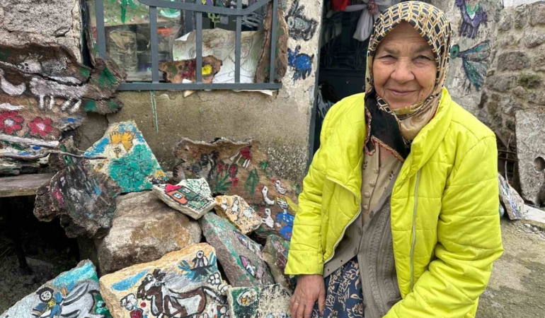 74 yaşındaki Hakime teyzenin resim tutkusu