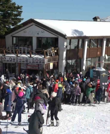 Uludağ’da güneşli hafta sonu: Zirve tatilcilerle doldu