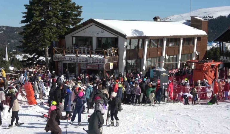 Uludağ’da güneşli hafta sonu: Zirve tatilcilerle doldu