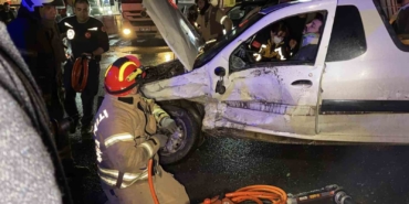 Arnavutköy’de iki araç çarpıştı: Sürücü araçta sıkıştı