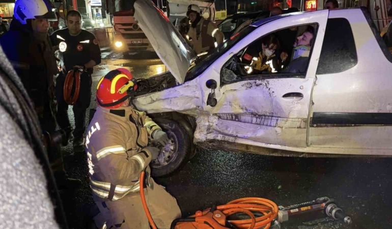 Arnavutköy’de iki araç çarpıştı: Sürücü araçta sıkıştı
