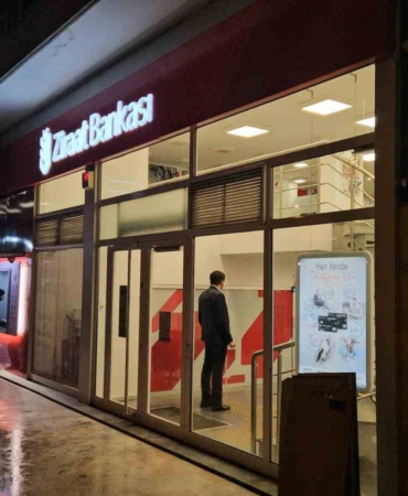 Fatih’te banka soygunu: Kaçarken çaldığı parayı düşürdü