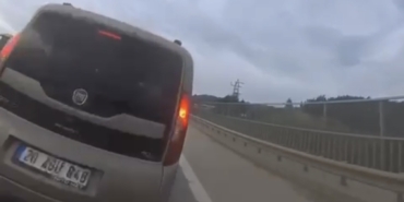 Bursa’da 113 kilometre hızla giden motosikletli çarptığı araca girdi