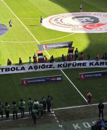 Kocaelispor - Gaziantep FK maçında anlamlı pankartlar