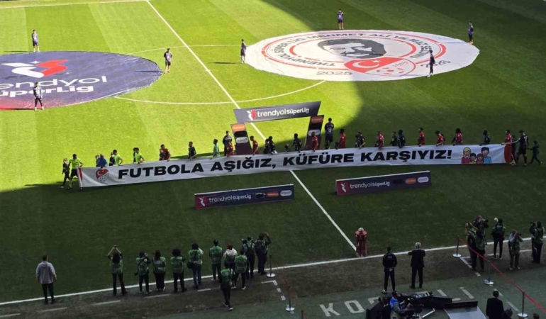 Kocaelispor - Gaziantep FK maçında anlamlı pankartlar