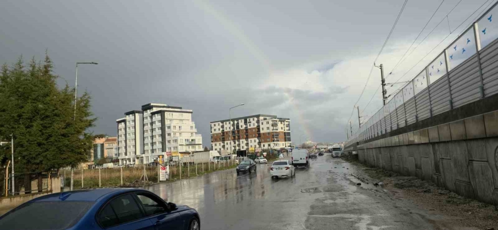 Edirne’de fırtınada yollar göle döndü, ağaç dalları kırıldı