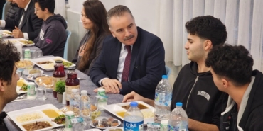 Edremit Kaymakamı Odabaş, iftar sofrasında Şehit Mustafa Serin Fen Lisesi öğrenci ve öğretmenleriyle buluştu