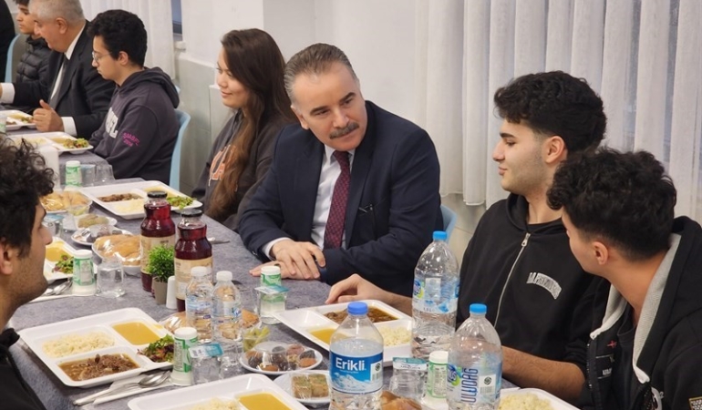 Edremit Kaymakamı Odabaş, iftar sofrasında Şehit Mustafa Serin Fen Lisesi öğrenci ve öğretmenleriyle buluştu