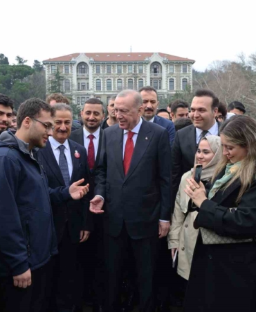 Cumhurbaşkanı Erdoğan, Boğaziçi Üniversiteli öğrencilerle kampüste yürüdü