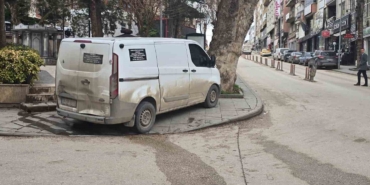 Kaldırıma park araç sürüsüne tepki geldi