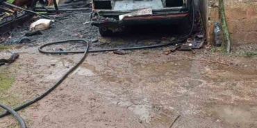 Park halindeki otomobilde çıkan yangın eve sıçradı