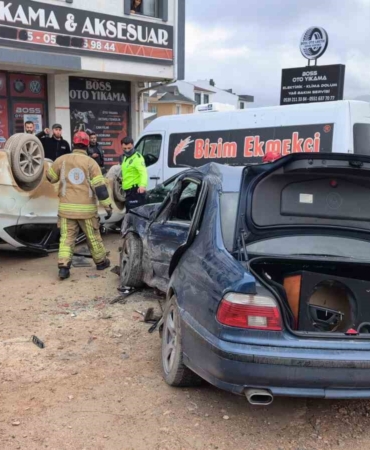 Bursa’da ehliyetsiz sürücü, park halindeki araçlara çarptı: 8 öğrenci yaralandı