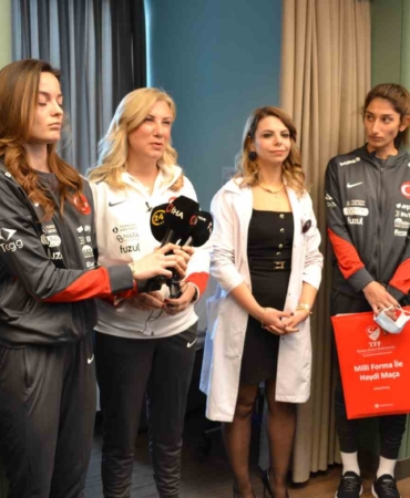 A Milli Kadın Futbol Takımı’ndan kanser hastalarına moral ziyareti