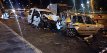 Kartal’da sahil yolunda hafif ticari araç park halindeki otomobile çarptı: 4 yaralı